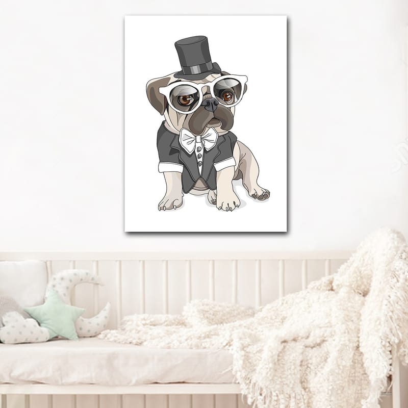 Canvas taulu 70x100 cm - Tyylitelty mopsi frakkiin ja hattuun pukeutuneena, suuret silmälasit - Beige / Musta / Valkoinen - Sisustustuotteet - Taulu & taide - Canvas-taulu