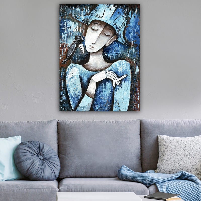 Canvas taulu 70x100 cm - Tyylitelty nainen, jolla on musta lintu olkapäällään, pukeutuneena siniseen ja valkoiseen - Sininen / Valkoinen / Musta - Sisustustuotteet - Taulu & taide - Canvas-taulu