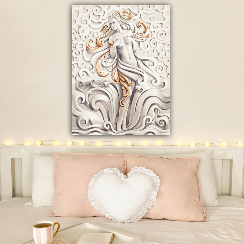 Canvas taulu 70x100 cm - Tyylitelty nainen keinuvien kuvioiden ja koristelun ympäröimänä - Valkoinen / Beige / Kulta - Sisustustuotteet - Taulu & taide - Canvas-taulu