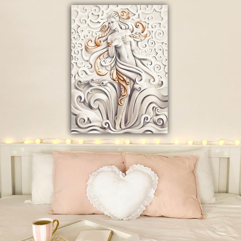 Canvas taulu 70x100 cm - Tyylitelty nainen keinuvien kuvioiden ja koristelun ympäröimänä - Valkoinen / Beige / Kulta - Sisustustuotteet - Taulu & taide - Canvas-taulu