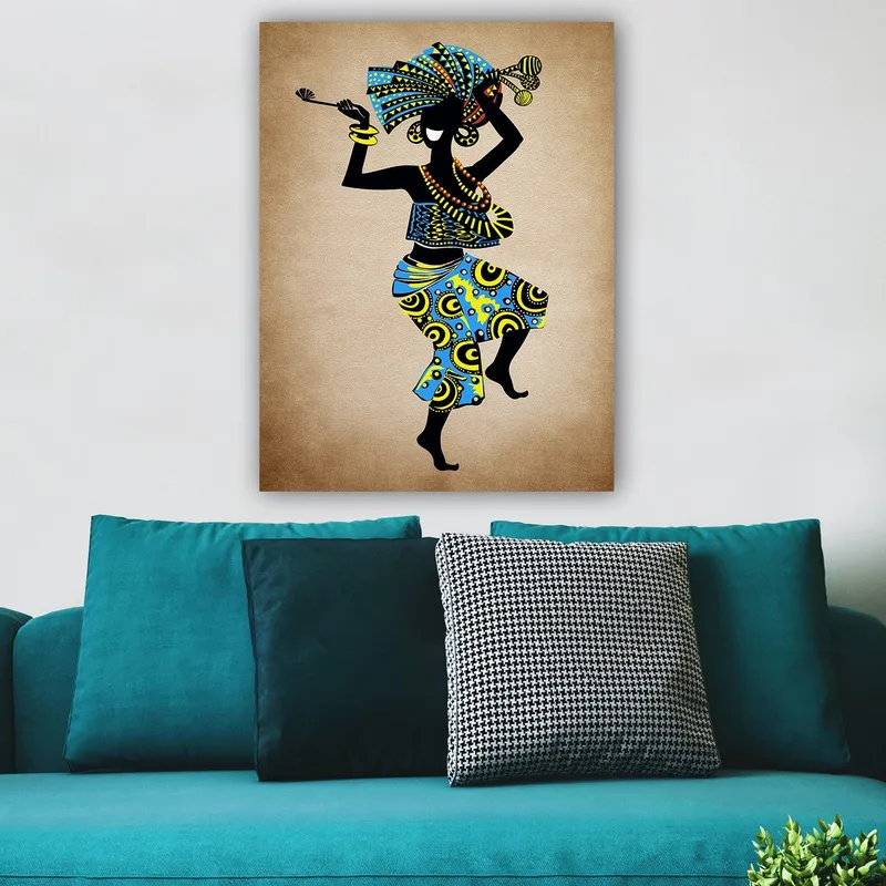 Canvas taulu 70x100 cm - Tyylitelty nainen tanssimassa värikkäässä päähineessä ja vaatteissa, kori kädessään, Sininen / Musta / Keltainen