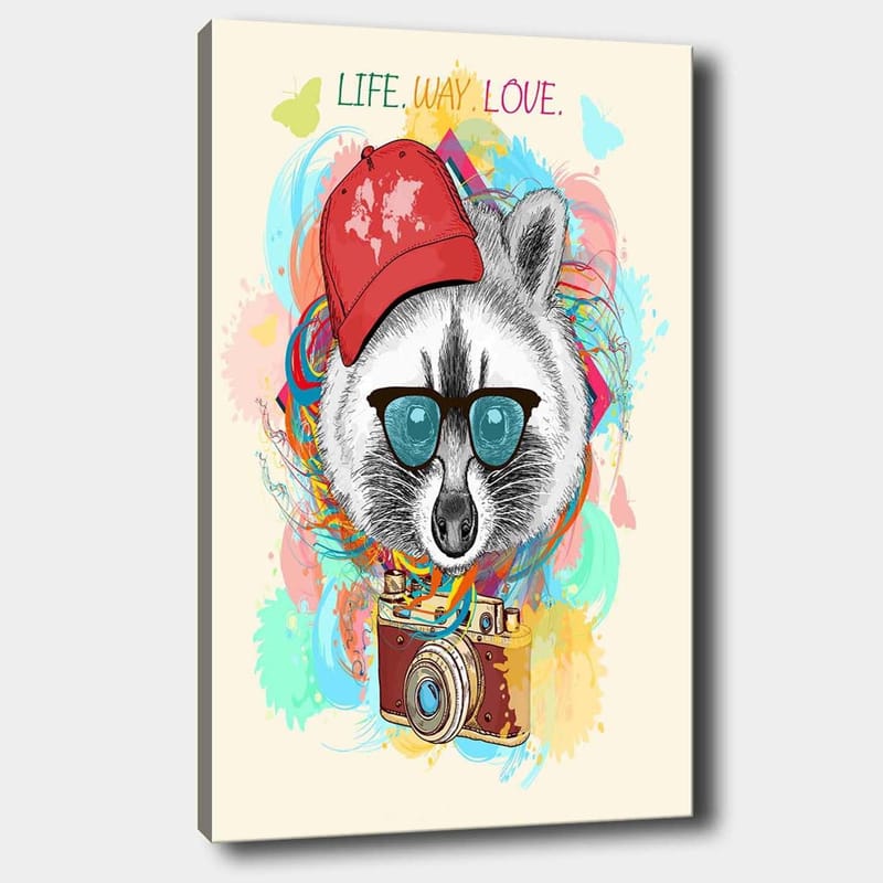 Canvas taulu 70x100 cm - Tyylitelty pesukarhu aurinkolaseineen ja kamerallaan, päässään punainen myssy, värikkäiden kuvioiden ympäröimänä, Punainen / Sininen / Vihreä