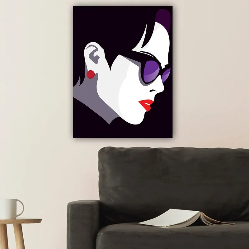 Canvas taulu 70x100 cm - Tyylitelty profiili naisesta aurinkolaseissa ja punaisessa huulipunassa - Musta / Valkoinen / Violetti - Sisustustuotteet - Taulu & taide - Canvas-taulu