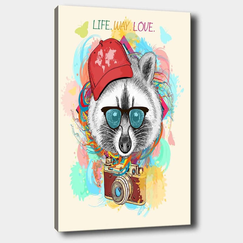 Canvas taulu 70x100 cm - Tyylitelty pesukarhu aurinkolaseineen ja kamerallaan, päässään punainen myssy, värikkäiden kuvioiden ympäröimänä, Punainen / Sininen / Vihreä