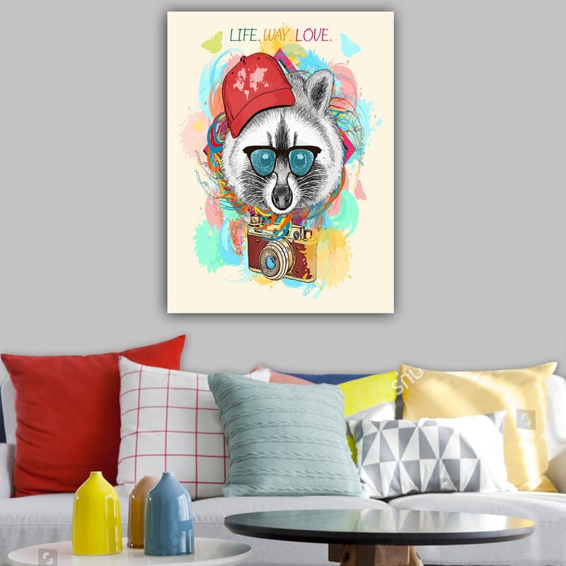 Canvas taulu 70x100 cm - Tyylitelty pesukarhu aurinkolaseineen ja kamerallaan, päässään punainen myssy, värikkäiden kuvioiden ympäröimänä - Punainen / Sininen / Vihreä - Sisustustuotteet - Taulu & taide - Canvas-taulu