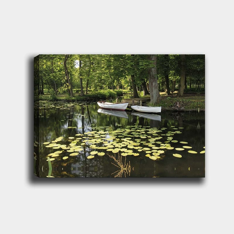 Canvas taulu 70x100 cm - Tyyni järvi, jonka pinnalla kelluu lumpeita ja kaksi valkoista venettä, Vihreä / Keltainen / Valkoinen