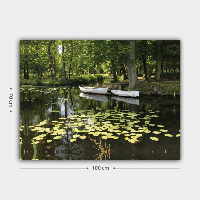 Canvas taulu 70x100 cm - Tyyni järvi, jonka pinnalla kelluu lumpeita ja kaksi valkoista venettä - Vihreä / Keltainen / Valkoinen - Sisustustuotteet - Taulu & taide - Canvas-taulu