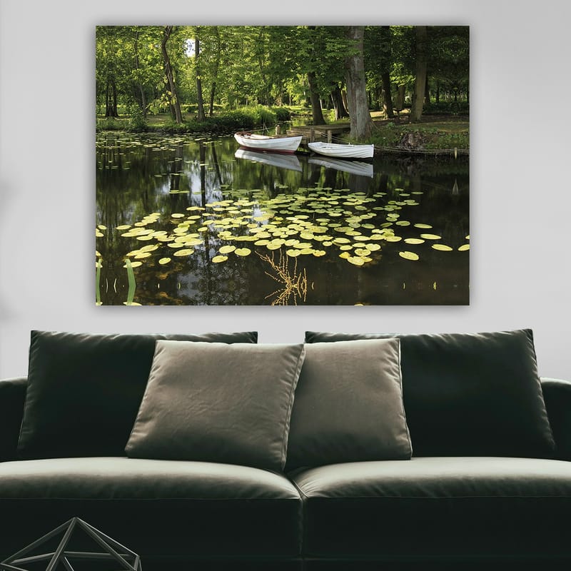 Canvas taulu 70x100 cm - Tyyni järvi, jonka pinnalla kelluu lumpeita ja kaksi valkoista venettä - Vihreä / Keltainen / Valkoinen - Sisustustuotteet - Taulu & taide - Canvas-taulu