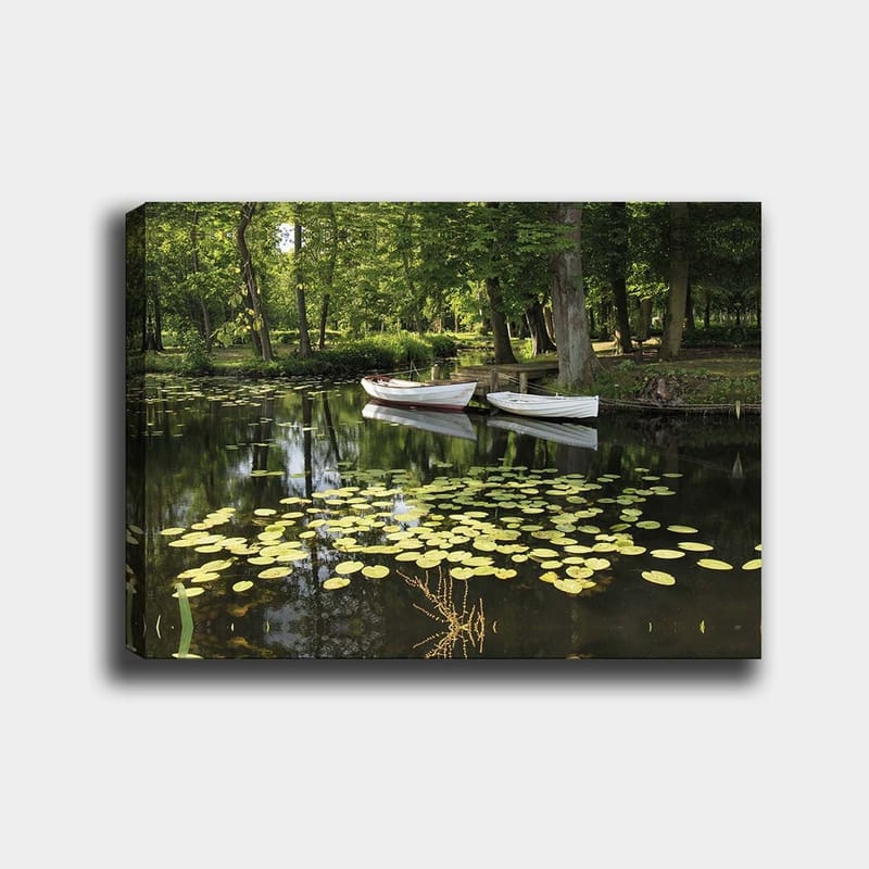 Canvas taulu 70x100 cm - Tyyni järvi, jonka pinnalla kelluu lumpeita ja kaksi valkoista venettä, Vihreä / Keltainen / Valkoinen