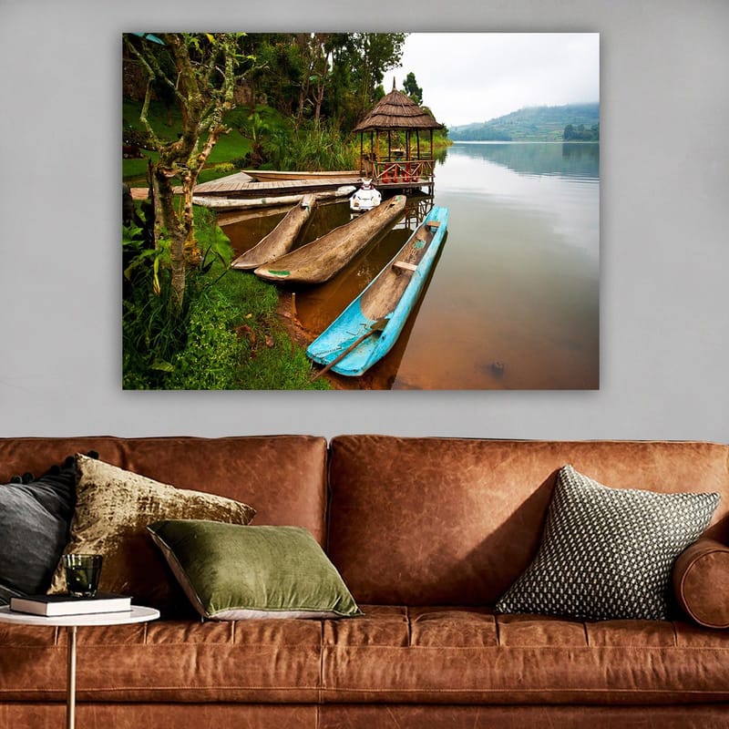 Canvas taulu 70x100 cm - Tyyni järvi, jossa on perinteisiä kanootteja ja paviljonki vehreyden ympäröimänä - Sininen / Ruskea / Vihreä - Sisustustuotteet - Taulu & taide - Canvas-taulu