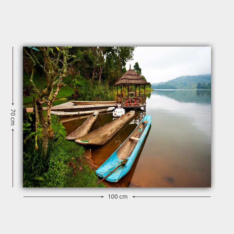 Canvas taulu 70x100 cm - Tyyni järvi, jossa on perinteisiä kanootteja ja paviljonki vehreyden ympäröimänä - Sininen / Ruskea / Vihreä - Sisustustuotteet - Taulu & taide - Canvas-taulu