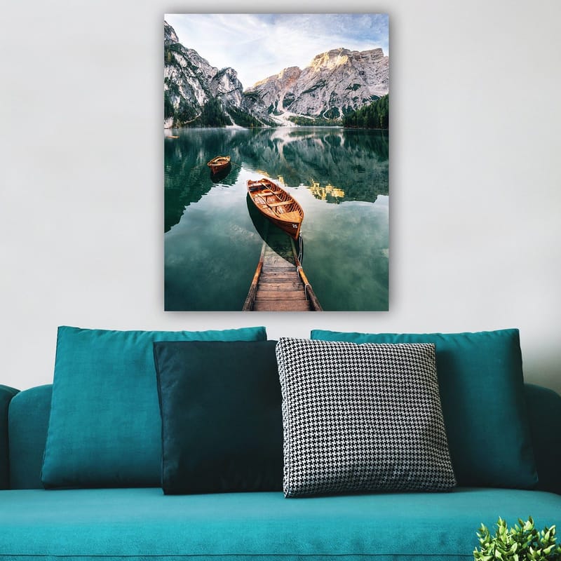 Canvas taulu 70x100 cm - Tyyni järvi ja kaksi puuvenettä majesteettisten vuorten ja rehevän metsän ympäröimänä - Vihreä / Ruskea / Sininen - Sisustustuotteet - Taulu & taide - Canvas-taulu