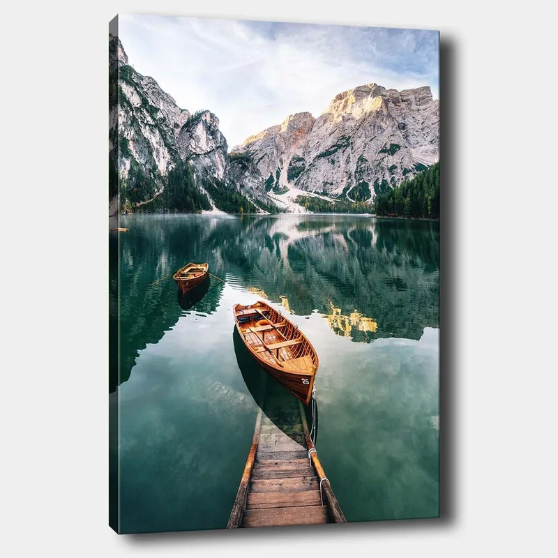 Canvas taulu 70x100 cm - Tyyni järvi ja kaksi puuvenettä majesteettisten vuorten ja rehevän metsän ympäröimänä, Vihreä / Ruskea / Sininen