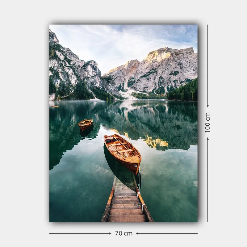 Canvas taulu 70x100 cm - Tyyni järvi ja kaksi puuvenettä majesteettisten vuorten ja rehevän metsän ympäröimänä - Vihreä / Ruskea / Sininen - Sisustustuotteet - Taulu & taide - Canvas-taulu