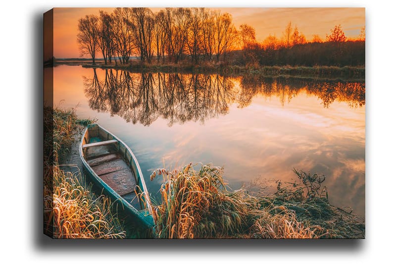 Canvas taulu 70x100 cm - Tyyni järvi ja vene rannalla kauniissa auringonlaskussa - Oranssi / Vihreä / Ruskea - Sisustustuotteet - Taulu & taide - Canvas-taulu