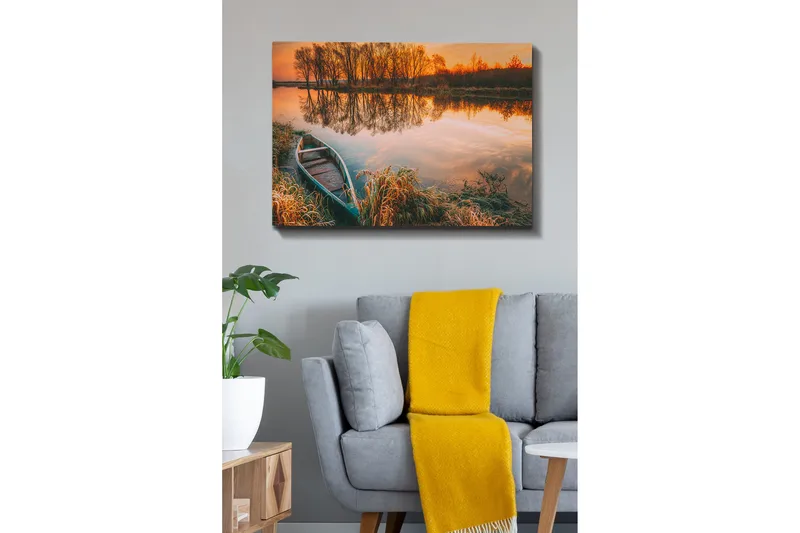 Canvas taulu 70x100 cm - Tyyni järvi ja vene rannalla kauniissa auringonlaskussa, Oranssi / Vihreä / Ruskea