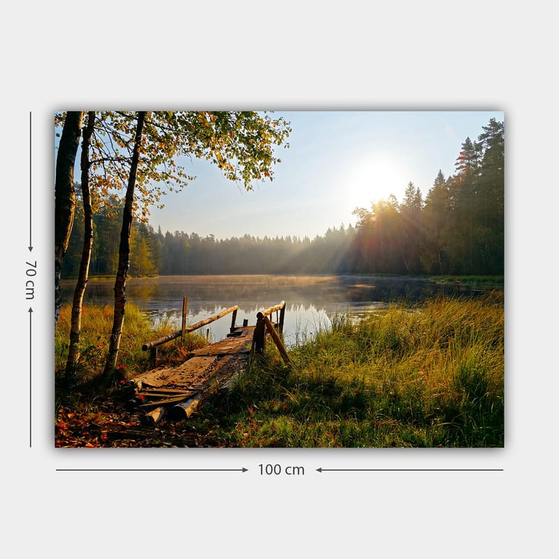 Canvas taulu 70x100 cm - Tyyni järvi ja puinen silta, jota ympäröivät rehevät puut ja aamuauringon säteet - Vihreä / Ruskea / Keltainen - Sisustustuotteet - Taulu & taide - Canvas-taulu