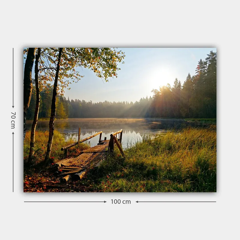 Canvas taulu 70x100 cm - Tyyni järvi ja puinen silta, jota ympäröivät rehevät puut ja aamuauringon säteet - Vihreä / Ruskea / Keltainen - Sisustustuotteet - Taulu & taide - Canvas-taulu