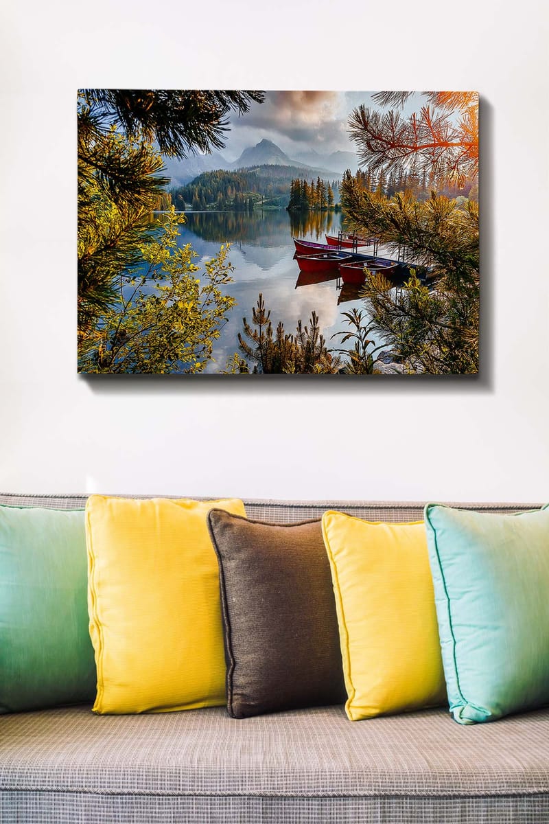 Canvas taulu 70x100 cm - Tyyni järvi ja punainen vene puisella laiturilla, rehevien puiden ja kaukaisten vuorten ympäröimänä - Vihreä / Punainen / Sininen - Sisustustuotteet - Taulu & taide - Canvas-taulu