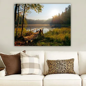 Canvas taulu 70x100 cm - Tyyni järvi ja puinen silta, jota ympäröivät rehevät puut ja aamuauringon säteet - Vihreä / Ruskea / Keltainen - Sisustustuotteet - Taulu & taide - Canvas-taulu