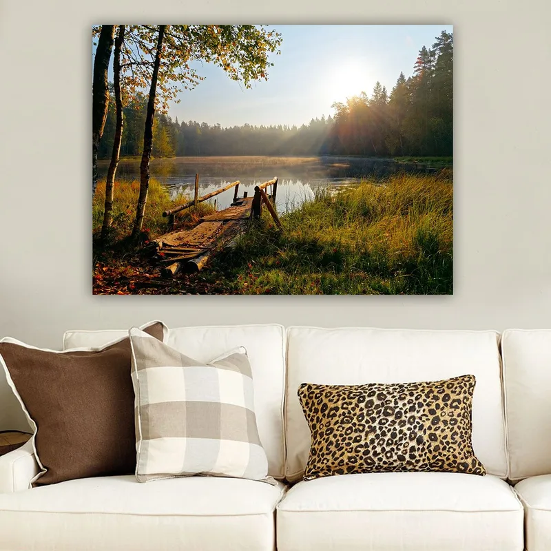 Canvas taulu 70x100 cm - Tyyni järvi ja puinen silta, jota ympäröivät rehevät puut ja aamuauringon säteet - Vihreä / Ruskea / Keltainen - Sisustustuotteet - Taulu & taide - Canvas-taulu