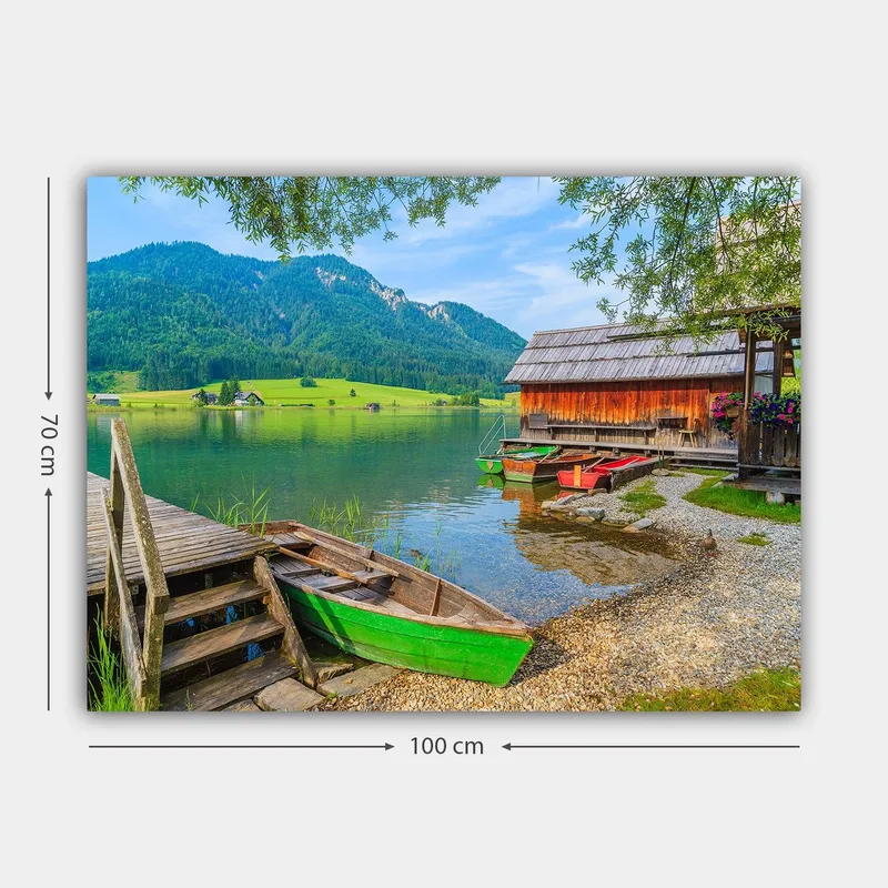 Canvas taulu 70x100 cm - Tyyni järvimaisema värikkäillä veneillä puisella laiturilla ja ympäröivillä vihreillä vuorilla - Vihreä / Sininen / Ruskea - Sisustustuotteet - Taulu & taide - Canvas-taulu