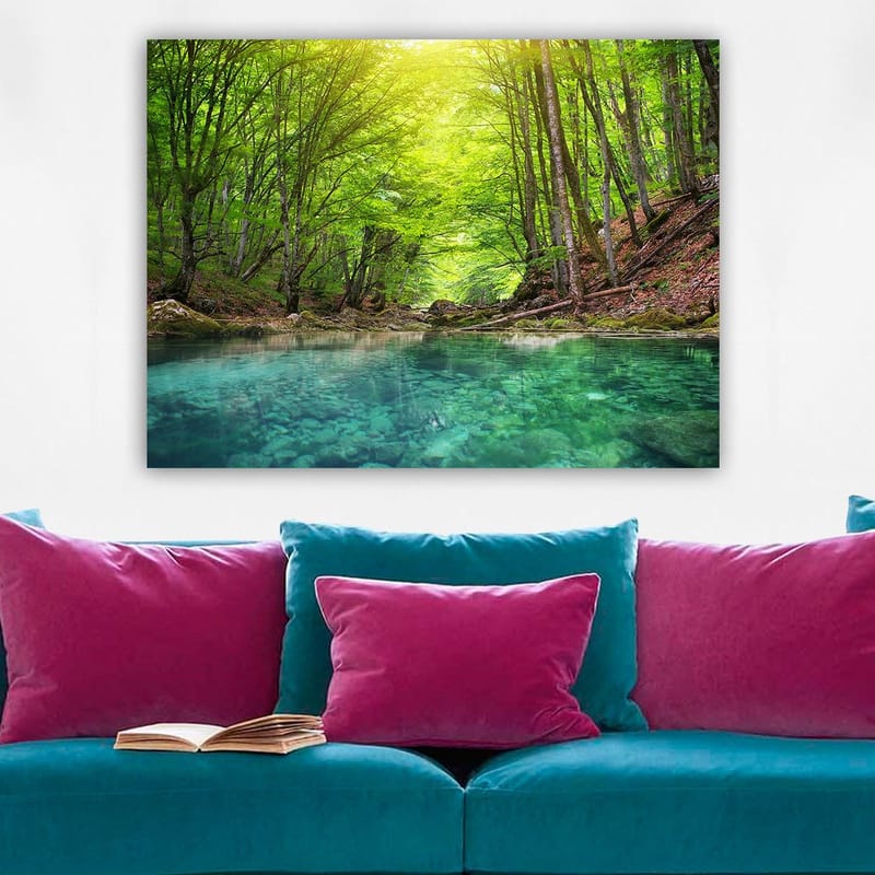 Canvas taulu 70x100 cm - Tyyni metsäjärvi, jota ympäröivät rehevät vihreät puut ja kallioiset rannat - Vihreä / Turkoosi - Sisustustuotteet - Taulu & taide - Canvas-taulu