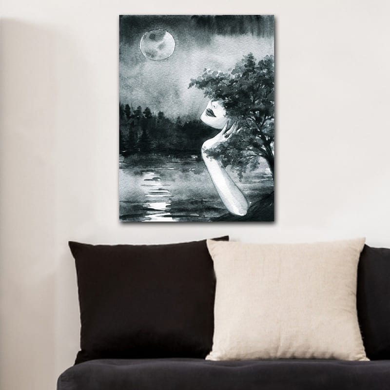 Canvas taulu 70x100 cm - Unelmoiva nainen, jonka kasvot ovat osittain puiden peitossa, katsoo kuuta tyynen järven yllä - Musta / Valkoinen / Harmaa - Sisustustuotteet - Taulu & taide - Canvas-taulu
