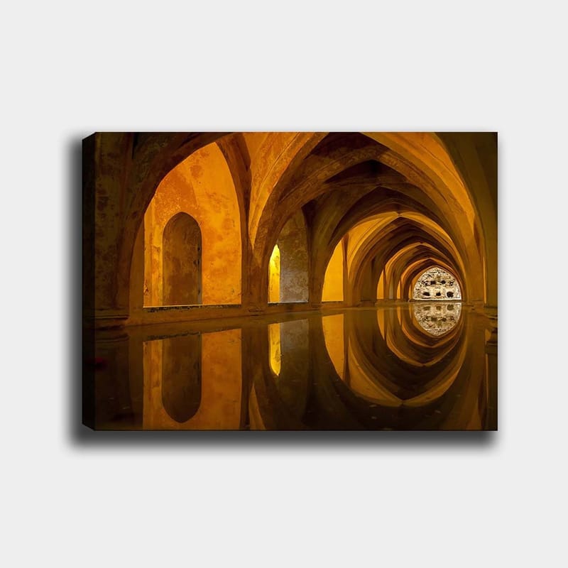 Canvas taulu 70x100 cm - Upea näkymä vanhasta arkkitehtuurista kaarien ja heijastuksien kera vedessä, Kulta / Ruskea / Beige