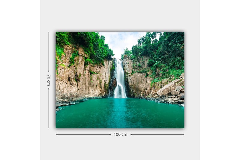 Canvas taulu 70x100 cm - Upea vesiputous, joka laskeutuu kirkkaaseen, turkoosiin järveen rehevien vihreiden kallioiden ympäröimänä - Turkoosi / Vihreä / Beige - Sisustustuotteet - Taulu & taide - Canvas-taulu