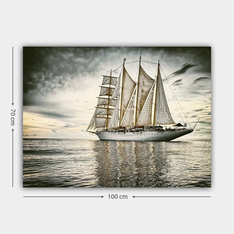 Canvas taulu 70x100 cm - Upea purjevene valkoisine purjeineen liitää peilimäisen merenpinnan yllä dramaattisen taivaan alla - Valkoinen / Harmaa / Beige - Sisustustuotteet - Taulu & taide - Canvas-taulu