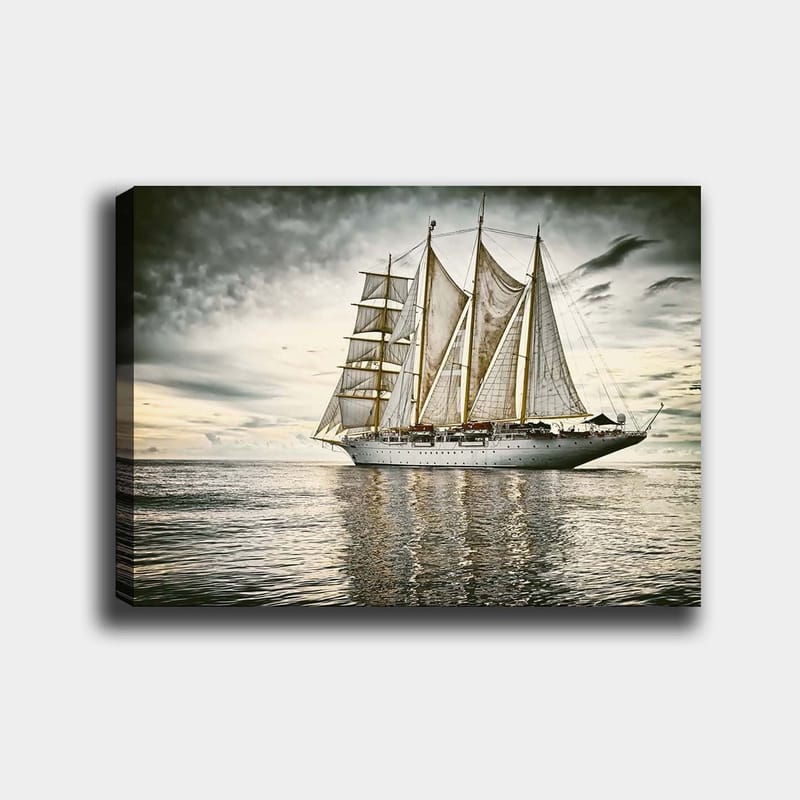 Canvas taulu 70x100 cm - Upea purjevene valkoisine purjeineen liitää peilimäisen merenpinnan yllä dramaattisen taivaan alla, Valkoinen / Harmaa / Beige