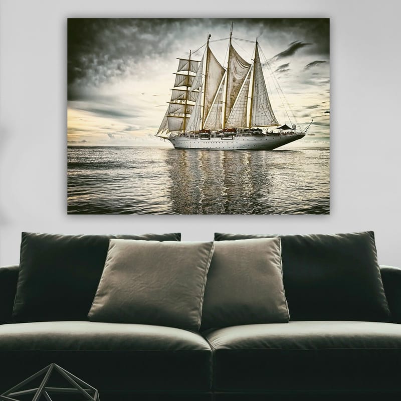 Canvas taulu 70x100 cm - Upea purjevene valkoisine purjeineen liitää peilimäisen merenpinnan yllä dramaattisen taivaan alla - Valkoinen / Harmaa / Beige - Sisustustuotteet - Taulu & taide - Canvas-taulu