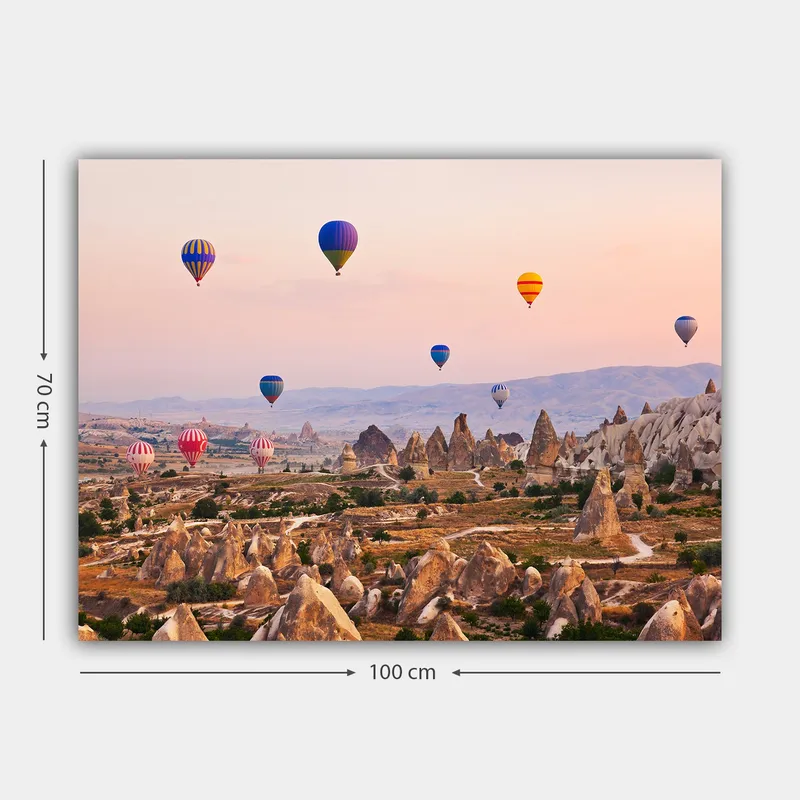 Canvas taulu 70x100 cm - Useita värikkäitä kuumailmapalloja leijuu dramaattisen maiseman ja ainutlaatuisten kalliomuodostelmien yllä - Sininen / Punainen / Oranssi - Sisustustuotteet - Taulu & taide - Canvas-taulu