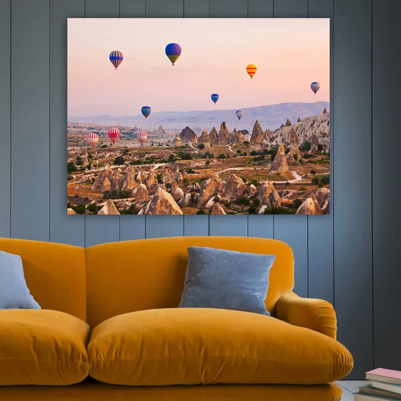 Canvas taulu 70x100 cm - Useita värikkäitä kuumailmapalloja leijuu dramaattisen maiseman ja ainutlaatuisten kalliomuodostelmien yllä - Sininen / Punainen / Oranssi - Sisustustuotteet - Taulu & taide - Canvas-taulu