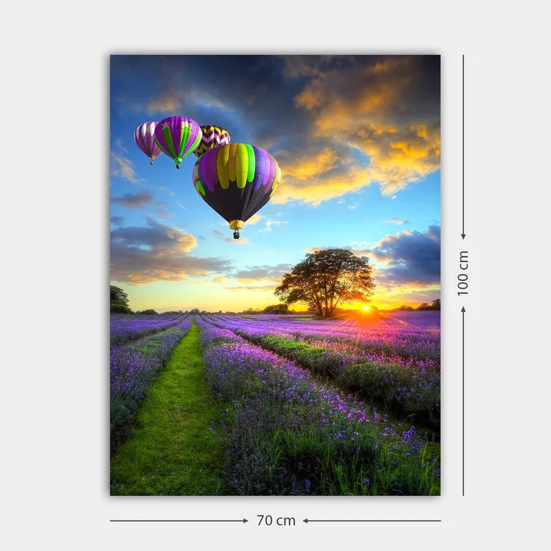 Canvas taulu 70x100 cm - Useita värikkäitä kuumailmapalloja leijuu laventelipellon yllä auringonlaskun valossa - Violetti / Vihreä / Musta - Sisustustuotteet - Taulu & taide - Canvas-taulu