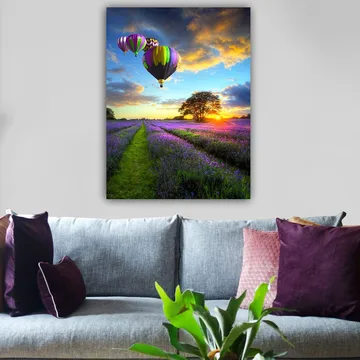 Canvas taulu 70x100 cm - Useita värikkäitä kuumailmapalloja leijuu laventelipellon yllä auringonlaskun valossa - Violetti / Vihreä / Musta - Sisustustuotteet - Taulu & taide - Canvas-taulu