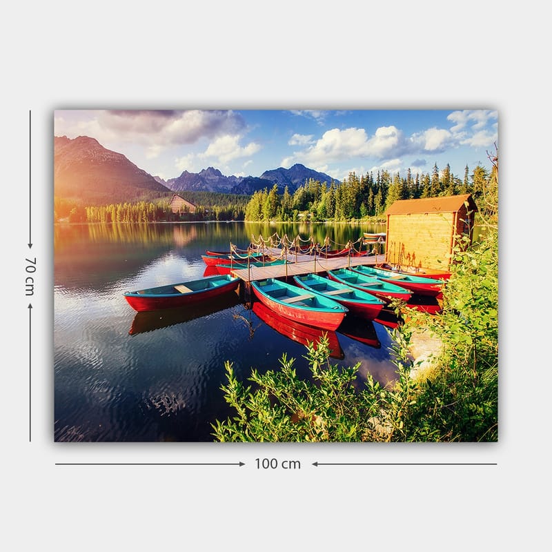 Canvas taulu 70x100 cm - Useita värikkäitä veneitä makaa peilimäisellä järvellä rehevien puiden ja vuorten ympäröimänä - Punainen / Turkoosi / Vihreä - Sisustustuotteet - Taulu & taide - Canvas-taulu