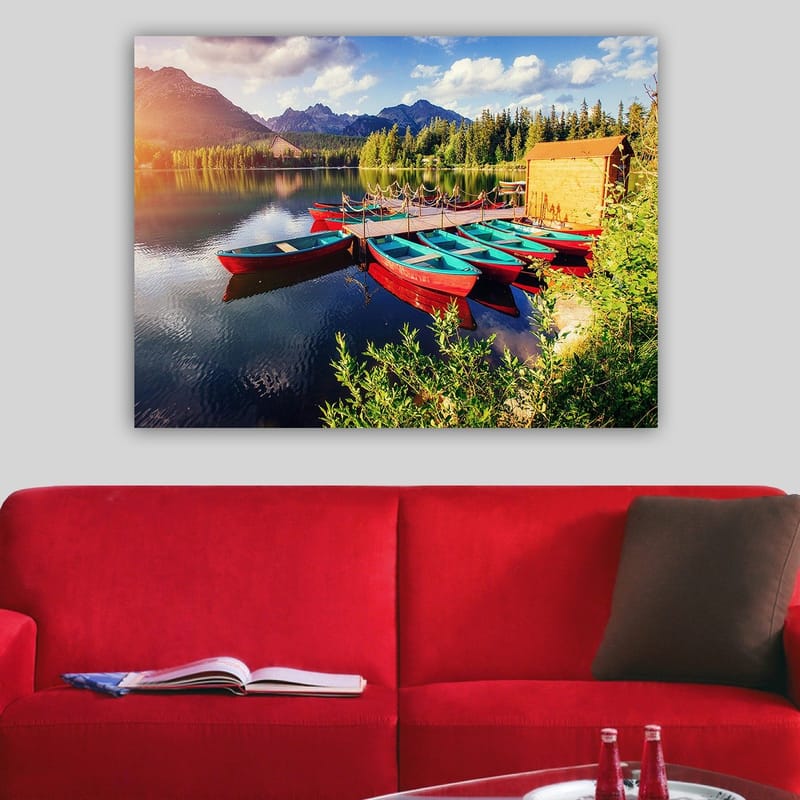 Canvas taulu 70x100 cm - Useita värikkäitä veneitä makaa peilimäisellä järvellä rehevien puiden ja vuorten ympäröimänä - Punainen / Turkoosi / Vihreä - Sisustustuotteet - Taulu & taide - Canvas-taulu