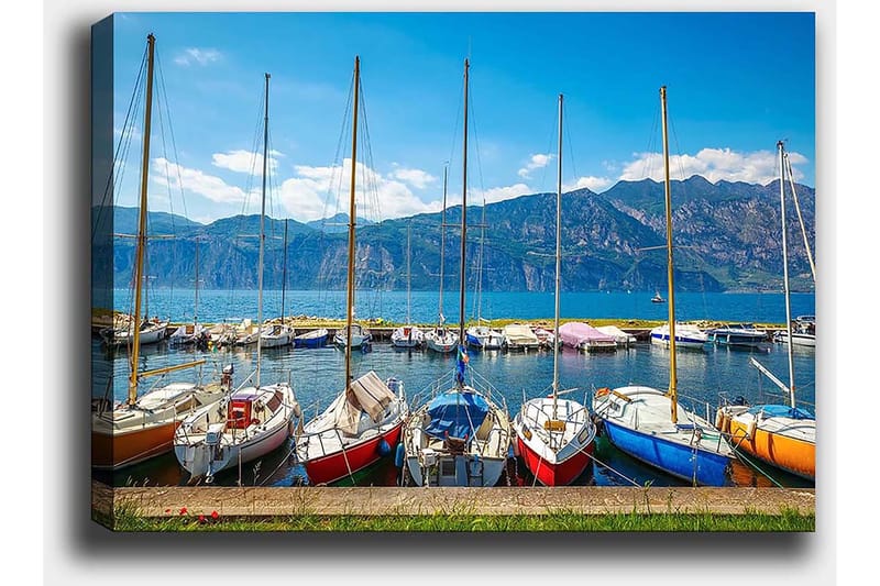 Canvas taulu 70x100 cm - Useita värikkäitä purjeveneitä satamassa, taustalla vuoret - Sininen / Punainen / Oranssi - Sisustustuotteet - Taulu & taide - Canvas-taulu