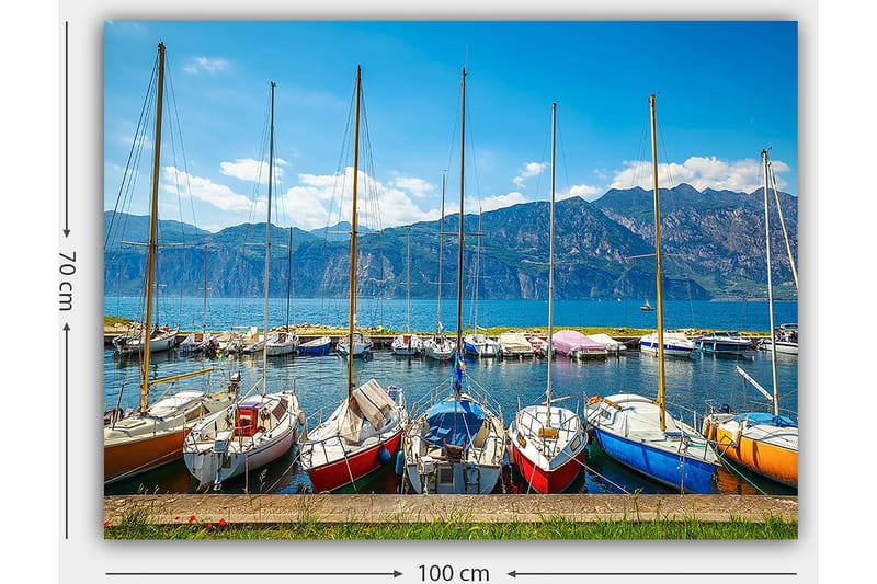 Canvas taulu 70x100 cm - Useita värikkäitä purjeveneitä satamassa, taustalla vuoret - Sininen / Punainen / Oranssi - Sisustustuotteet - Taulu & taide - Canvas-taulu