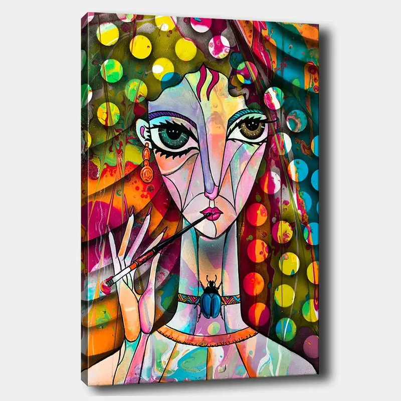 Canvas taulu 70x100 cm - Värikäs, suurisilmäinen nainen pitelee sivellintä ja veistoksellista kampausta, Vihreä / Vaaleanpunainen / Sininen