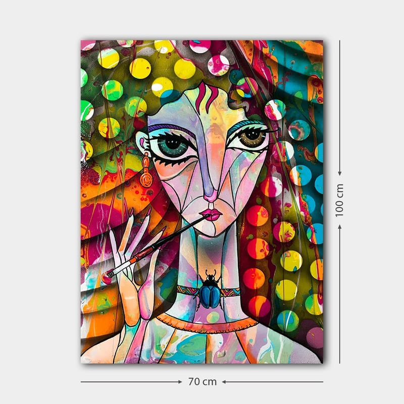 Canvas taulu 70x100 cm - Värikäs, suurisilmäinen nainen pitelee sivellintä ja veistoksellista kampausta - Vihreä / Vaaleanpunainen / Sininen - Sisustustuotteet - Taulu & taide - Canvas-taulu