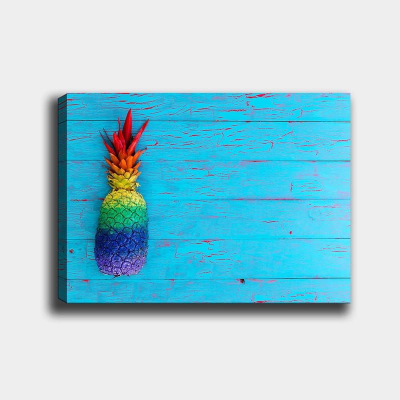 Canvas taulu 70x100 cm - Värikäs ananas vaaleansinistä taustaa vasten, Sininen / Vihreä / Punainen
