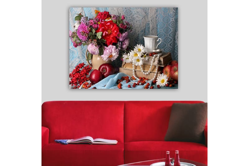 Canvas taulu 70x100 cm - Värikäs asetelma kukilla, hedelmillä ja kupilla kirjapinon päällä, Punainen / Vihreä / Violetti