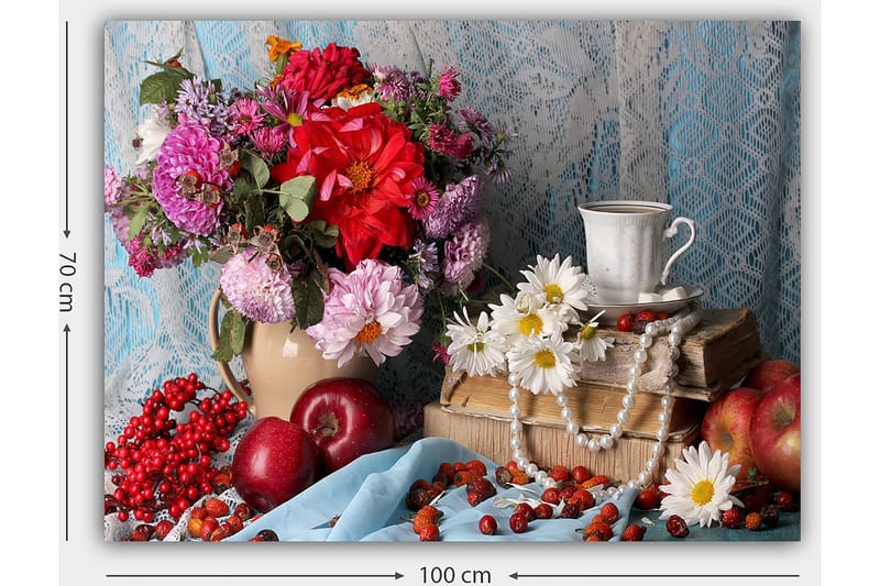 Canvas taulu 70x100 cm - Värikäs asetelma kukilla, hedelmillä ja kupilla kirjapinon päällä - Punainen / Vihreä / Violetti - Sisustustuotteet - Taulu & taide - Canvas-taulu