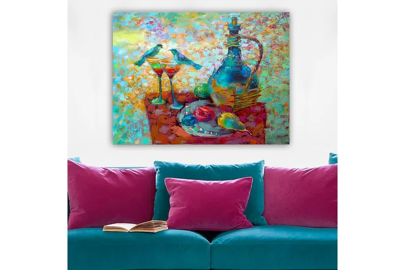 Canvas taulu 70x100 cm - Värikäs hiljaisuus kannulla, kahdella lasilla ja hedelmillä pöydällä, lintujen ympäröimänä, Turkoosi / Punainen / Keltainen