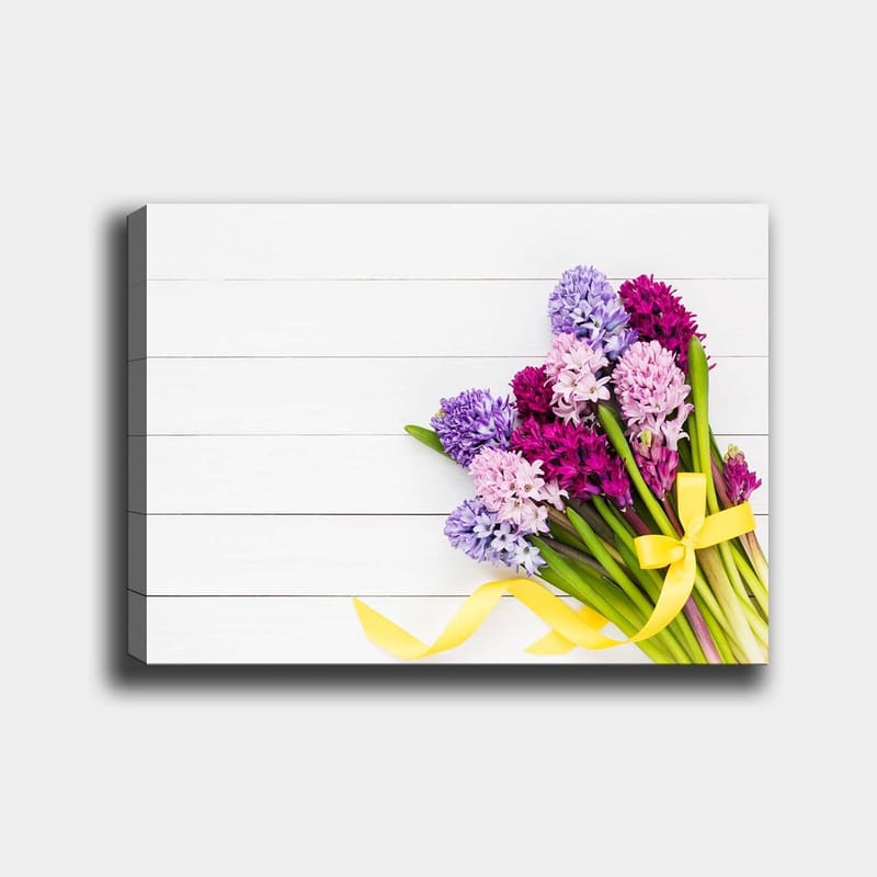 Canvas taulu 70x100 cm - Värikäs hyasinttikimppu keltaisella rusetilla - Violetti / Vaaleanpunainen / Keltainen - Sisustustuotteet - Taulu & taide - Canvas-taulu