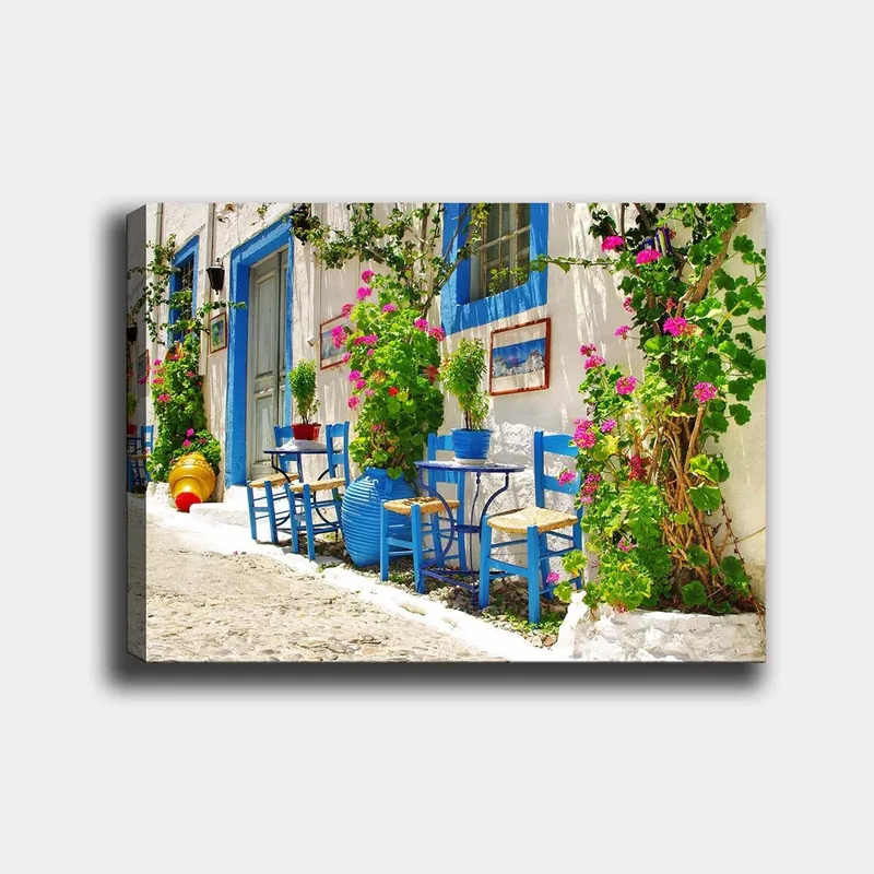 Canvas taulu 70x100 cm - Värikäs ja eloisa katu sinisine tuoleineen ja kukkaruukkuineen välimerellisessä ympäristössä, Sininen / Vihreä / Vaaleanpunainen