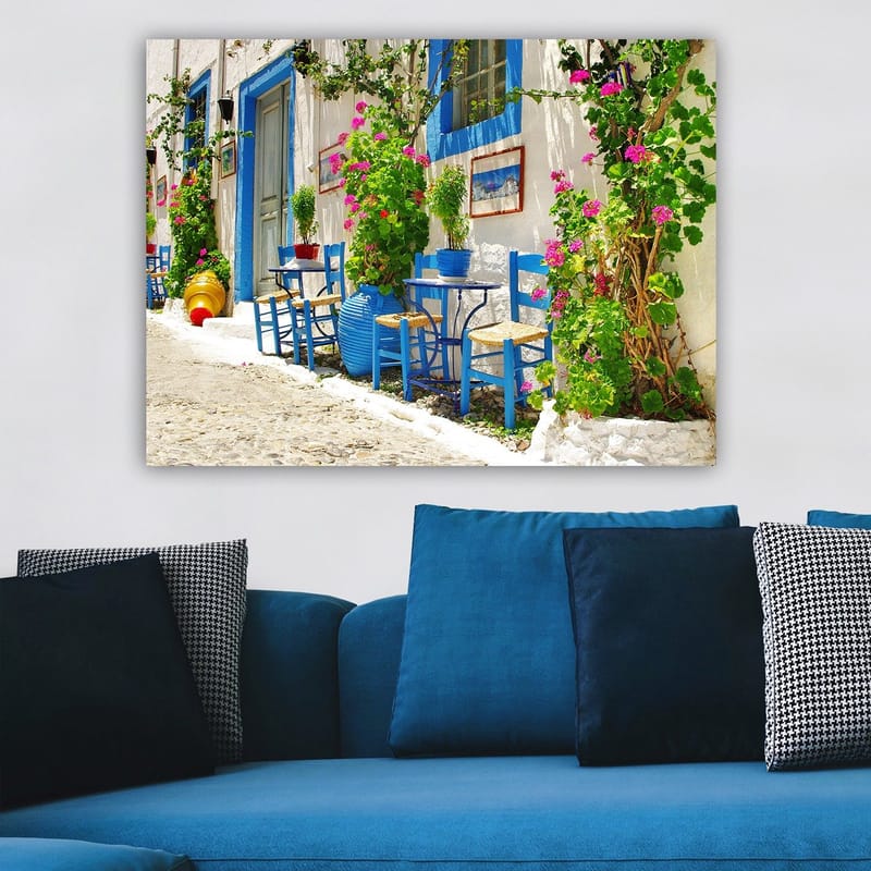 Canvas taulu 70x100 cm - Värikäs ja eloisa katu sinisine tuoleineen ja kukkaruukkuineen välimerellisessä ympäristössä - Sininen / Vihreä / Vaaleanpunainen - Sisustustuotteet - Taulu & taide - Canvas-taulu